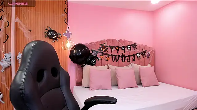 eva sainnt online show from October 9, 2025, 5:02 pm