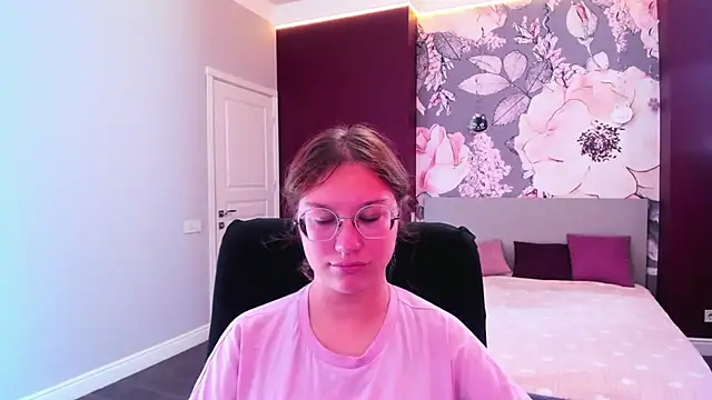 AngelinaLow online show from September 18, 2025, 11:24 am