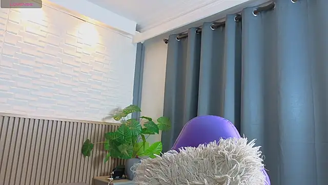 TiffanyWalk online show from April 21, 2026, 12:23 pm