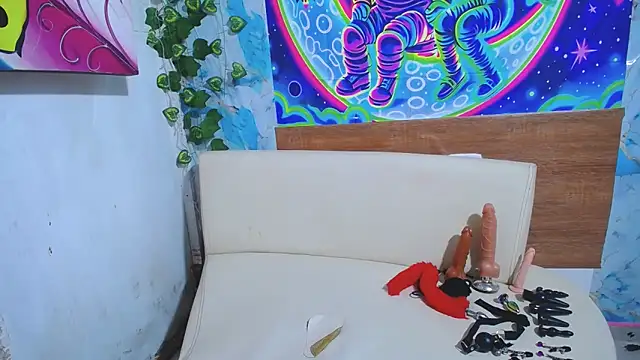 latina bigboos25 online show from November 10, 2025, 2:27 am