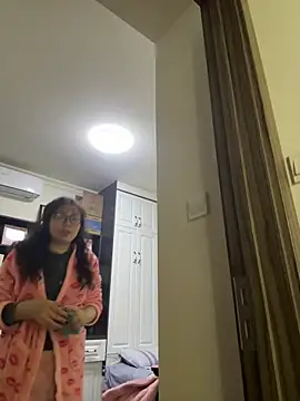 Snapshot of aa520uv chatting on February 12, 2026, 2:28 pm aa520uv online show from February 12, 2026, 2:28 pm