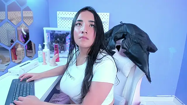 Alice 26  online show from November 28, 2025, 2:39 pm