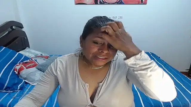 Tu-Reina online show from October 29, 2025, 2:21 am