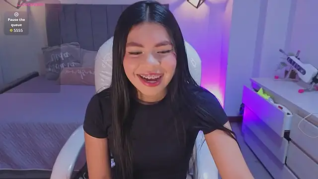 Pretty Johnson  online show from July 6, 2026, 3:02 am