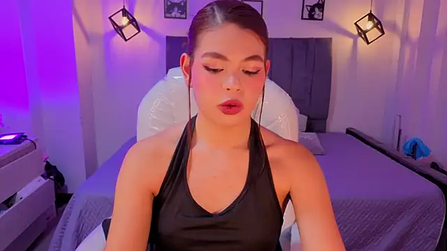 Pretty Johnson  online show from June 19, 2026, 4:07 am