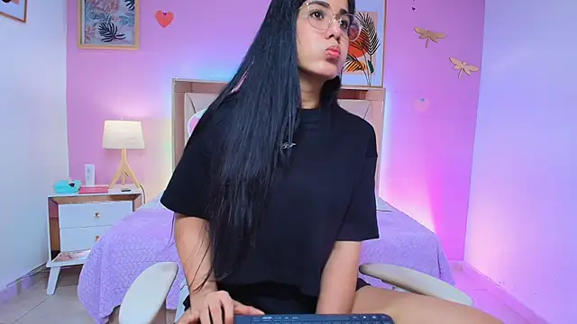 Snapshot of krystal_stonee chatting on March 22, 2025, 12:46 pm krystal stonee online show from March 22, 2025, 12:46 pm