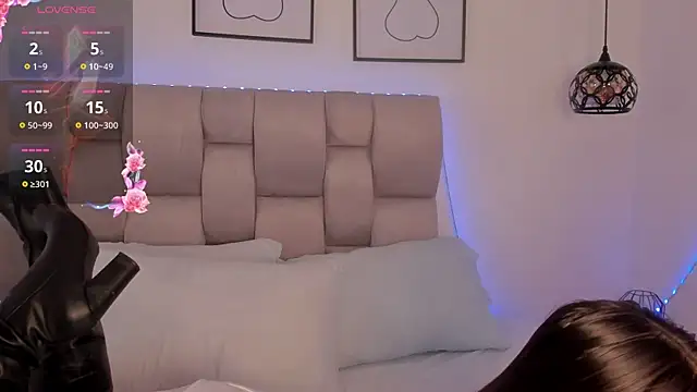 Hanna Evans   online show from February 10, 2026, 12:59 pm