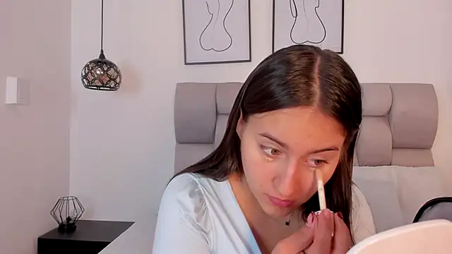 Hanna Evans   online show from November 15, 2025, 11:47 am