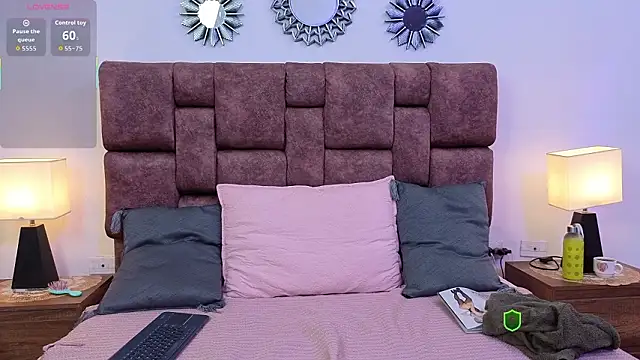 Lili Opal online show from February 19, 2026, 12:13 pm