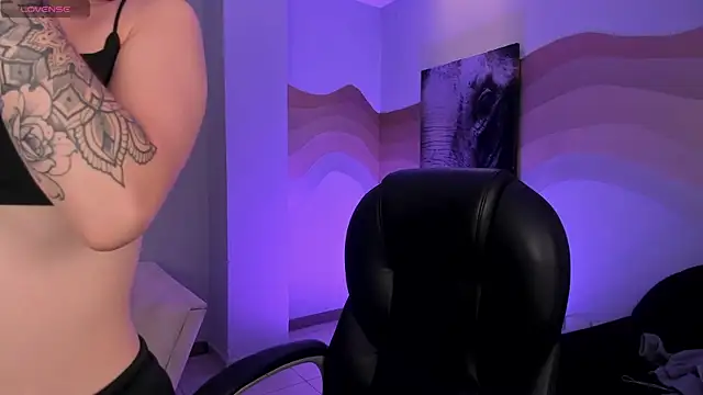 MaiaCollins online show from November 14, 2025, 5:38 pm