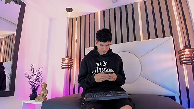 Snapshot of Jhojan_twink chatting on November 5, 2025, 12:19 pm Jhojan twink online show from November 5, 2025, 12:19 pm