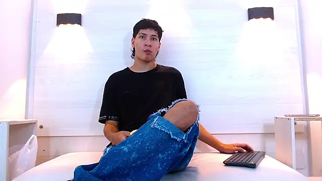 Snapshot of Jhojan_twink chatting on November 28, 2025, 12:27 pm Jhojan twink online show from November 28, 2025, 12:27 pm