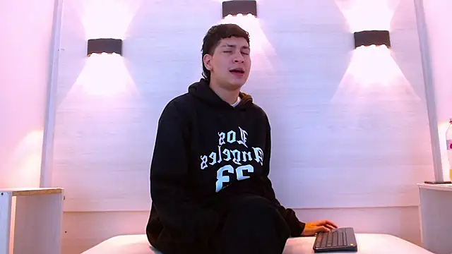 Snapshot of Jhojan_twink chatting on December 17, 2025, 12:54 pm Jhojan twink online show from December 17, 2025, 12:54 pm