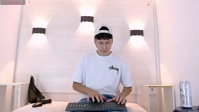 Snapshot of Jhojan_twink chatting on October 12, 2025, 1:45 pm Jhojan twink online show from October 12, 2025, 1:45 pm