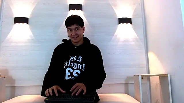 Snapshot of Jhojan_twink chatting on December 4, 2025, 12:04 pm Jhojan twink online show from December 4, 2025, 12:04 pm