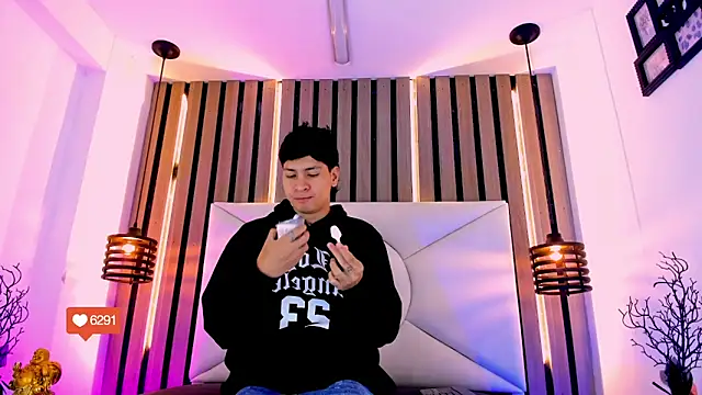 Snapshot of Jhojan_twink chatting on November 13, 2025, 12:31 pm Jhojan twink online show from November 13, 2025, 12:31 pm