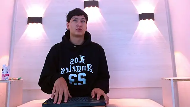 Snapshot of Jhojan_twink chatting on December 5, 2025, 12:04 pm Jhojan twink online show from December 5, 2025, 12:04 pm