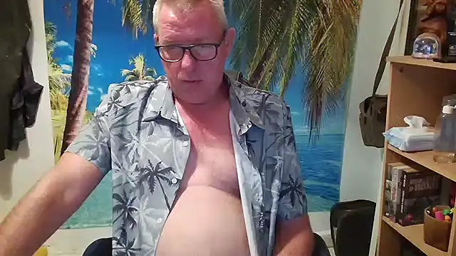 Snapshot of JamesBauer chatting on July 4, 2026, 4:30 am JamesBauer online show from July 4, 2026, 4:30 am