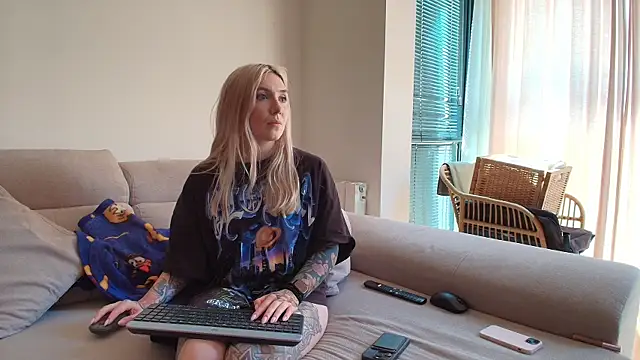 tattoobbgirl online show from April 22, 2026, 2:13 pm