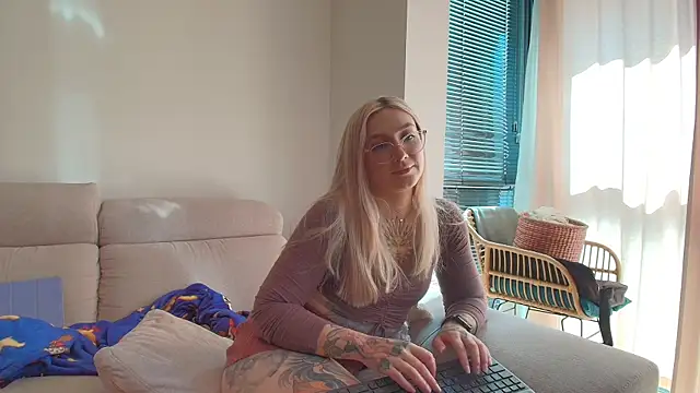 tattoobbgirl online show from June 17, 2026, 3:22 pm