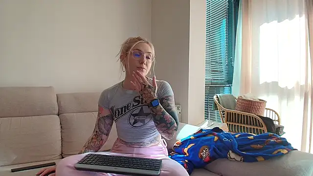 tattoobbgirl online show from June 12, 2026, 3:54 pm