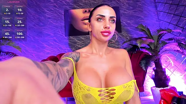 IzabelaTessa online show from June 25, 2026, 7:30 pm
