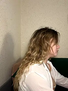 mollygirll online show from December 18, 2025, 1:15 pm