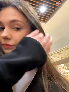 MilaBee online show from October 6, 2025, 8:48 am