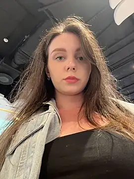MilaBee online show from July 25, 2026, 4:35 pm