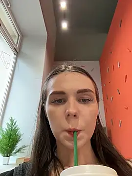 MilaBee online show from June 26, 2026, 12:22 pm