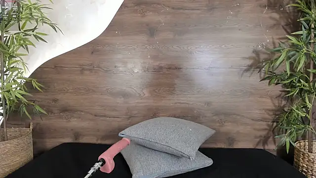 mia lacy  online show from December 14, 2025, 7:30 pm