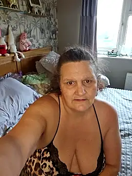 MissQueenBeex online show from December 15, 2025, 12:00 pm