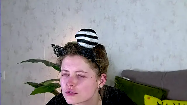 AshleyD  online show from October 18, 2025, 3:19 am