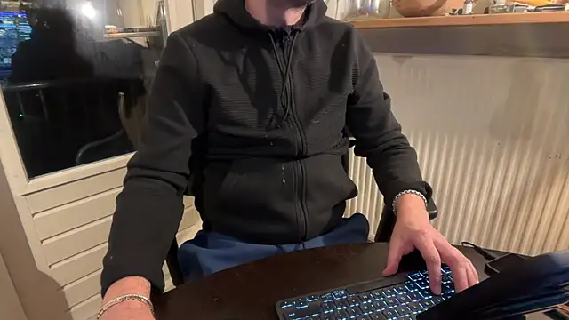 Snapshot of MaxiDimi chatting on October 29, 2025, 10:09 pm MaxiDimi online show from October 29, 2025, 10:09 pm