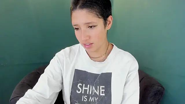 Elaine87  online show from October 19, 2025, 9:06 pm