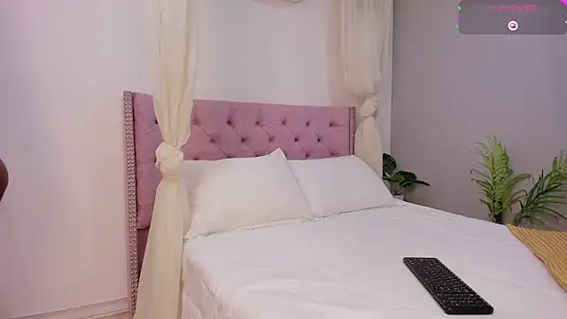 MelanieMiller  online show from November 11, 2025, 5:35 am