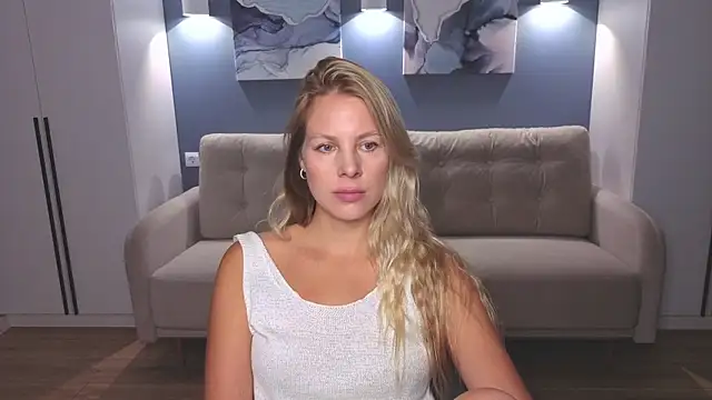 MelanieBennett online show from September 12, 2025, 6:13 am