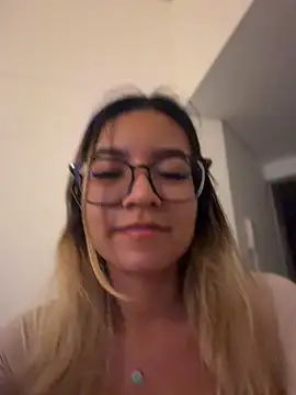 Pretty roxxyy online show from June 17, 2026, 2:11 am