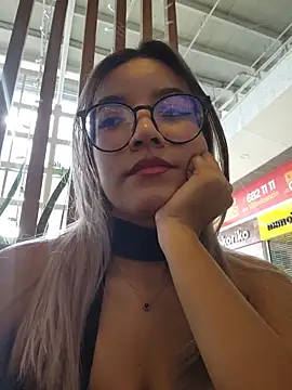 Pretty roxxyy online show from December 19, 2025, 1:24 pm