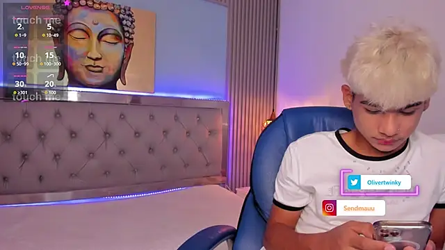 OliverTwinky online show from September 28, 2025, 2:13 pm