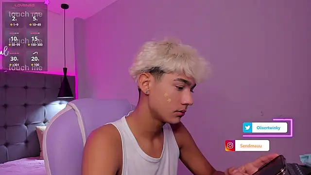 OliverTwinky online show from September 29, 2025, 1:39 pm