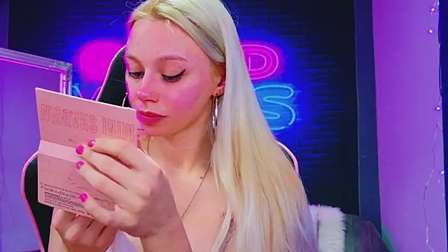 Snapshot of AlessiaCroft chatting on February 17, 2026, 5:05 am AlessiaCroft online show from February 17, 2026, 5:05 am