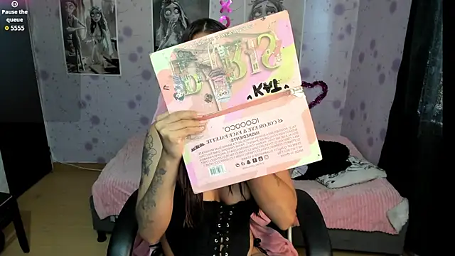 Snapshot of Medussa_katt chatting on November 19, 2025, 8:42 pm Medussa katt online show from November 19, 2025, 8:42 pm