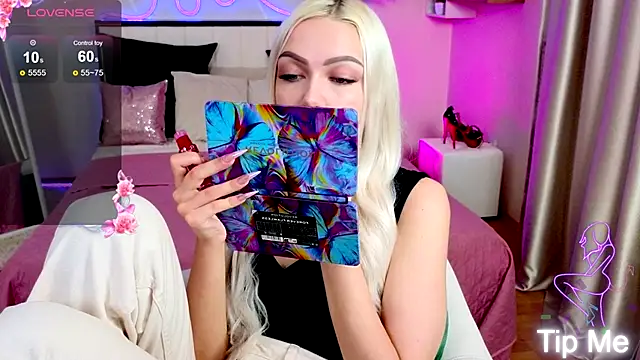 LinaLirian online show from October 8, 2025, 1:45 pm