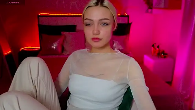 LinaLirian online show from November 14, 2025, 1:37 pm