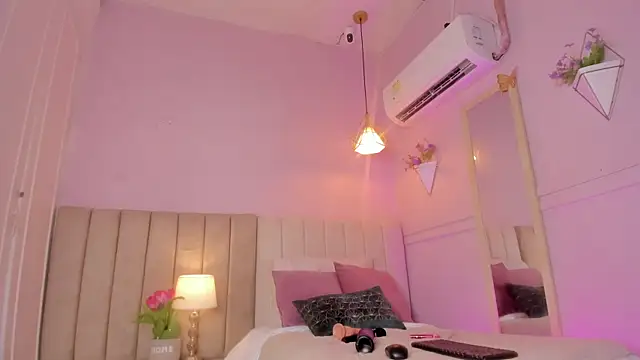  lucia 18 online show from September 26, 2025, 6:48 pm