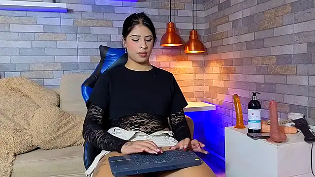DixyPalmer online show from June 26, 2026, 7:42 pm