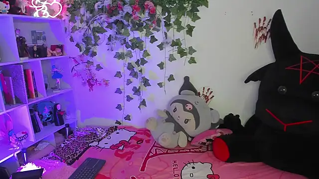 sarahminage  online show from November 25, 2025, 5:02 pm