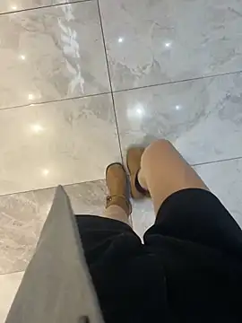 xiaoyuan01 online show from November 7, 2025, 3:33 am