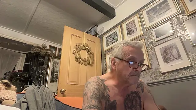 Snapshot of poggles chatting on March 25, 2026, 10:30 pm poggles online show from March 25, 2026, 10:30 pm